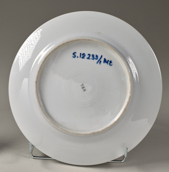 Talerz deserowy zdobiony trzema rzucikami kwiatowymi (róże, niezapominajki)