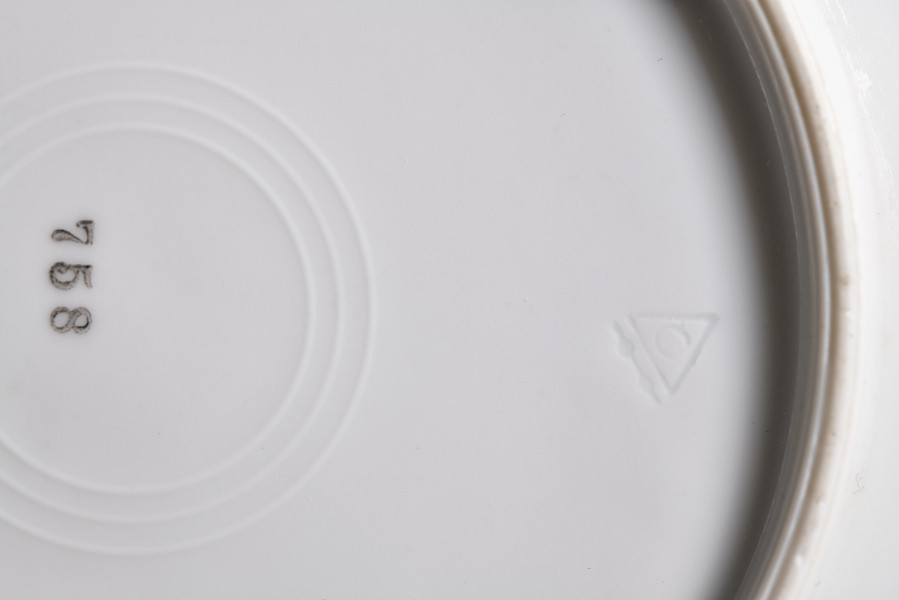 Talerz deserowy zdobiony trzema rzucikami kwiatowymi (róże, niezapominajki)