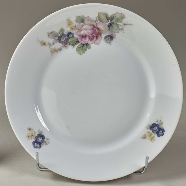 Talerz deserowy zdobiony trzema rzucikami kwiatowymi (róże, niezapominajki)