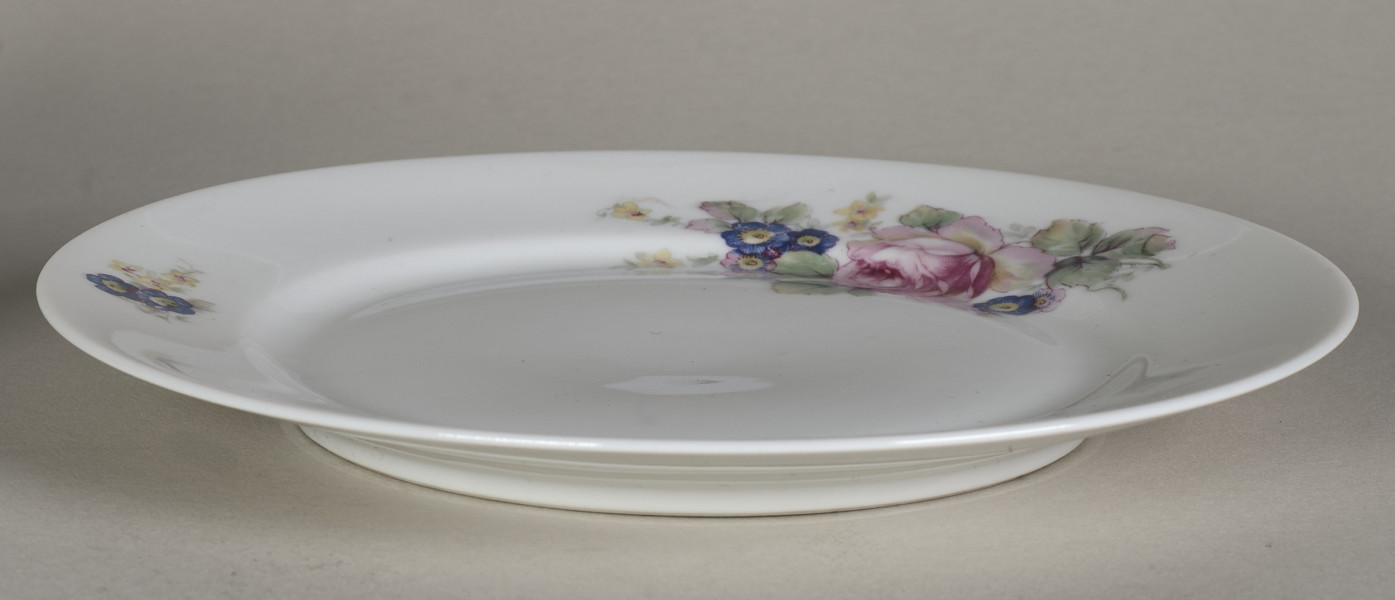 Talerz deserowy zdobiony trzema rzucikami kwiatowymi (róże, niezapominajki)