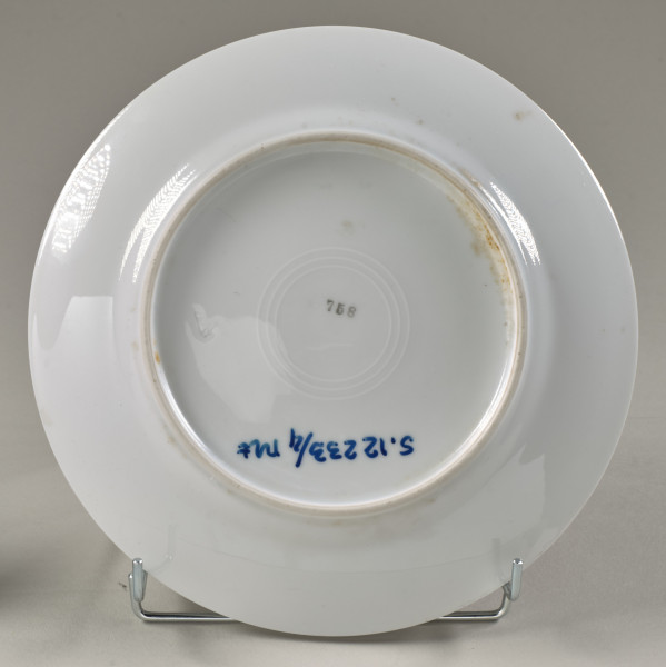 Talerz deserowy zdobiony trzema rzucikami kwiatowymi (róże, niezapominajki)