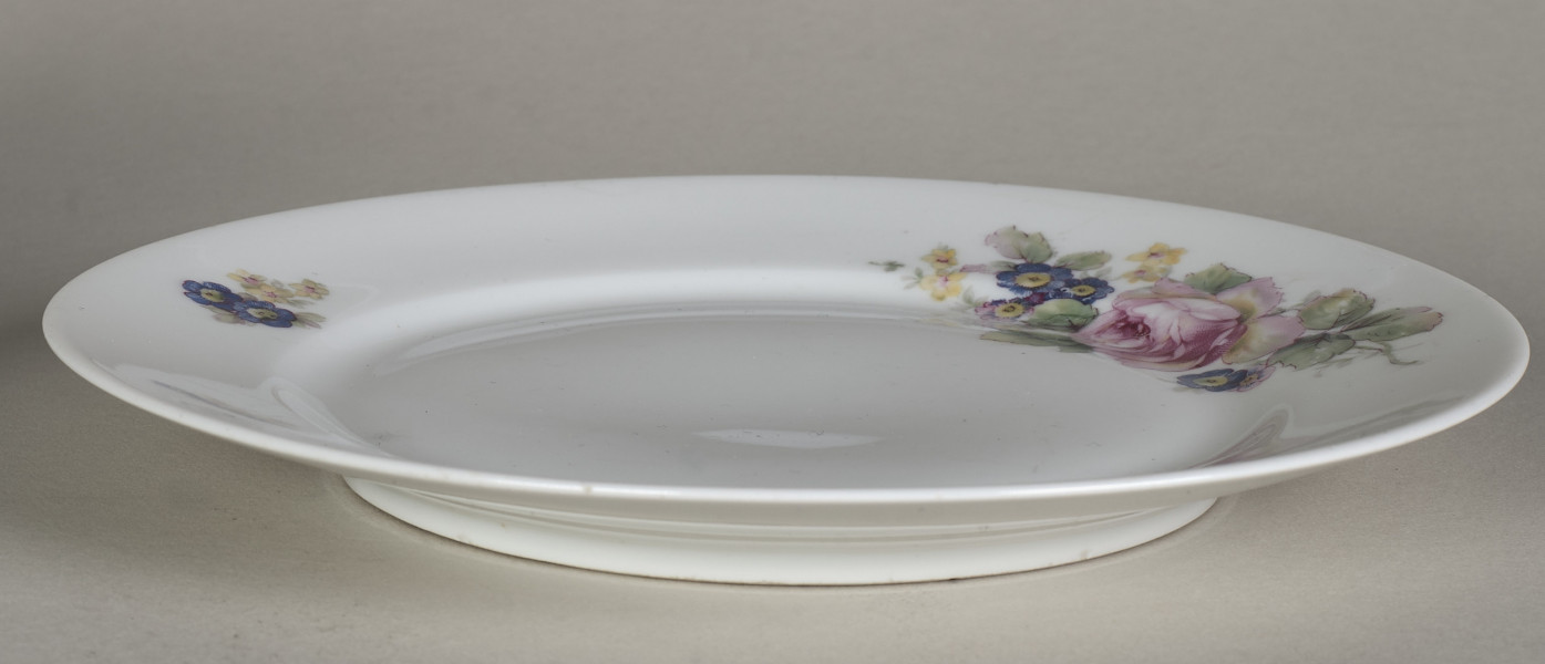 Talerz deserowy zdobiony trzema rzucikami kwiatowymi (róże, niezapominajki)