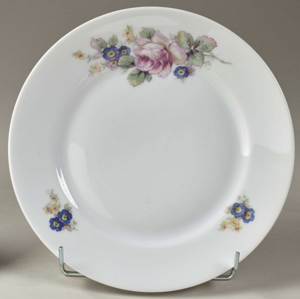 Talerz deserowy zdobiony trzema rzucikami kwiatowymi (róże, niezapominajki)