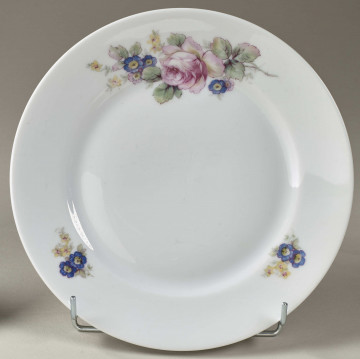 Talerz deserowy zdobiony trzema rzucikami kwiatowymi (róże, niezapominajki)