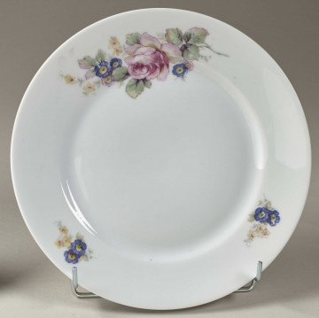 Talerz deserowy zdobiony trzema rzucikami kwiatowymi (róże, niezapominajki)