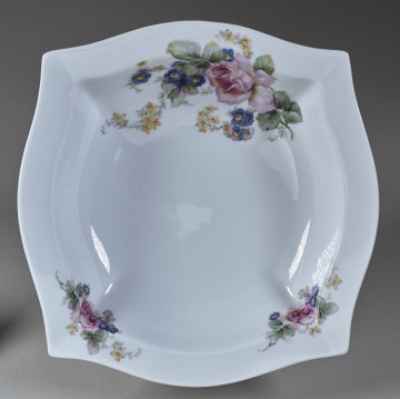 Salaterka czworokątna zdobiona trzema rzucikami kwiatowymi(róże, niezapominajki), widok od boku, zdjęcie do kart