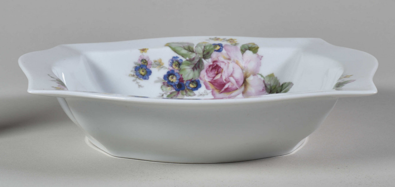 Salaterka czworokątna zdobiona trzema rzucikami kwiatowymi(róże, niezapominajki)