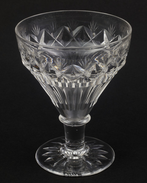 Kieliszek okrągły, ozdobiono szlifowaną dekoracją rośliną. 