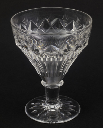 Kieliszek okrągły, ozdobiono szlifowaną dekoracją rośliną. 