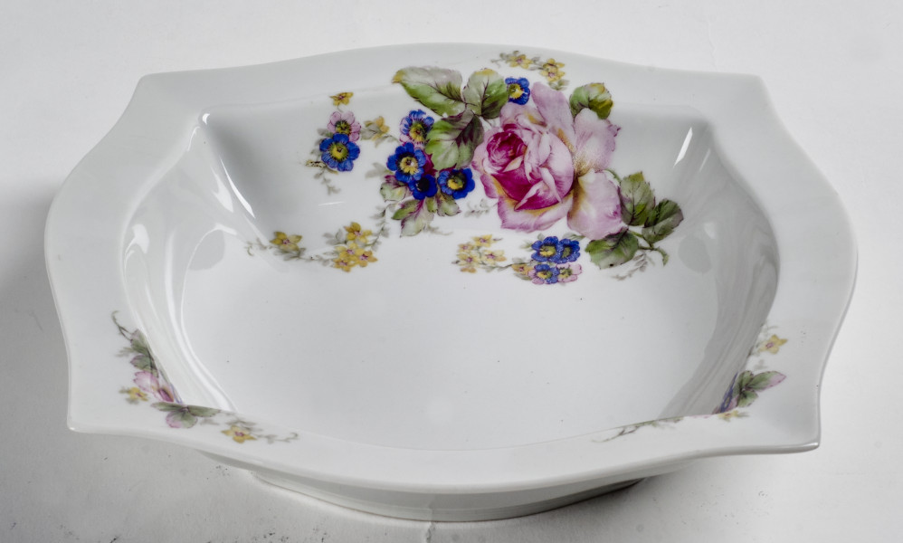 Salaterka czworokątna zdobiona trzema rzucikami kwiatowymi(róże, niezapominajki), widok od boku, zdjęcie do kart