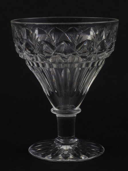 Kieliszek okrągły, ozdobiono szlifowaną dekoracją rośliną. 