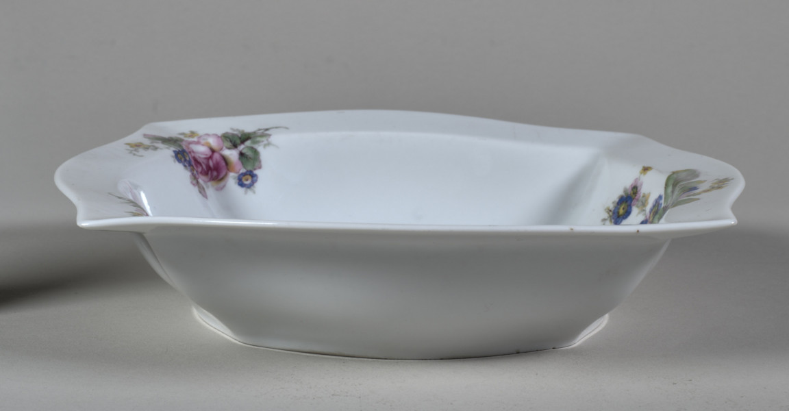 Salaterka czworokątna zdobiona trzema rzucikami kwiatowymi(róże, niezapominajki), widok od tyłu, zdjęcie do kart