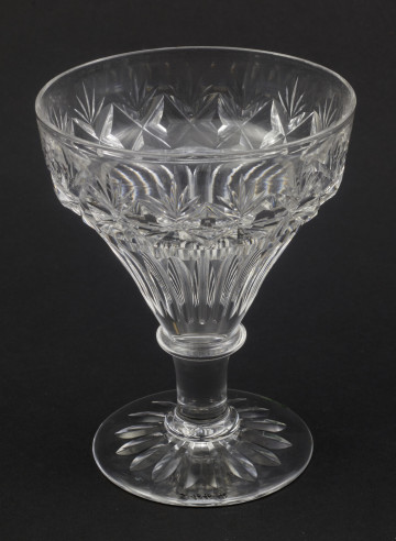 Kieliszek okrągły, ozdobiono szlifowaną dekoracją rośliną