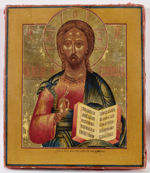  ikona w okładzie srebrnym złoconym, z wizerunkiem Chrystusa Pantokratora ukazanego frontalnie w półpostaci, błogosławiącego prawicą, lewicą podtrzymującego otwartą księgę Ewangelii z cytatem cyrylicą