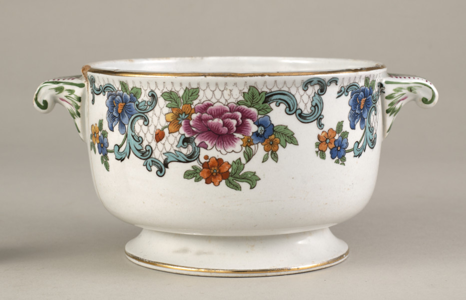 Sosjerka – naczynie wykonane z dość grubego białokremowego fajansu, w kształcie cylindrycznej czarki.