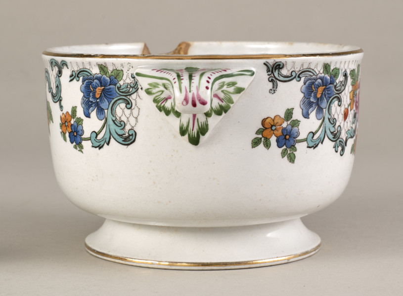 Sosjerka – naczynie wykonane z dość grubego białokremowego fajansu, w kształcie cylindrycznej czarki.