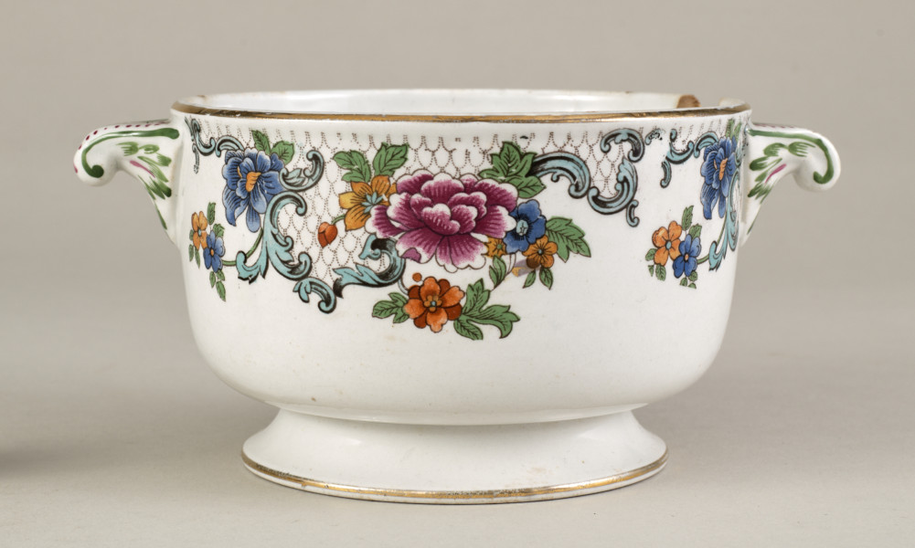 Sosjerka – naczynie wykonane z dość grubego białokremowego fajansu, w kształcie cylindrycznej czarki.