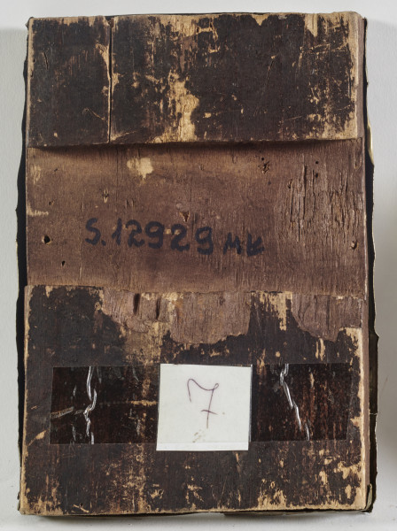 ikona z wizerunkiem Bogurodzicy Eleusy w półpostaci, z Dzieciątkiem po prawej stronie, przytulonym do policzka Marii; w okładzie mosiężnym tworzącym bordiurę pola obrazowego.