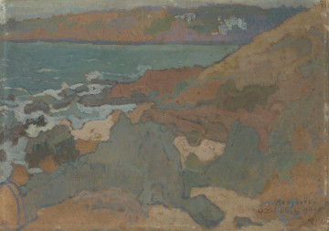 pejzaż morski - ujęcie z przodu; Kompozycja w układzie poziomym. Na pierwszym planie głazy, przy brzegu morskim, u podnóża wzniesienia, po prawej. Na wprost poziom linii brzegowej zatoki, na wzniesieniu luźna zabudowa domków. Koloryt chłodny: odcienie rozbielonych zieleni, szarawe beże.