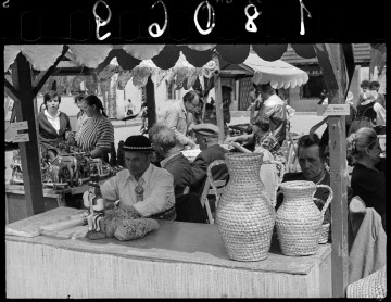 czarnobiała fotografia, lata siedemdziesiąte dwudziestego wieku, targ w&nbsp;kazimierzu dolnym nad wisłą