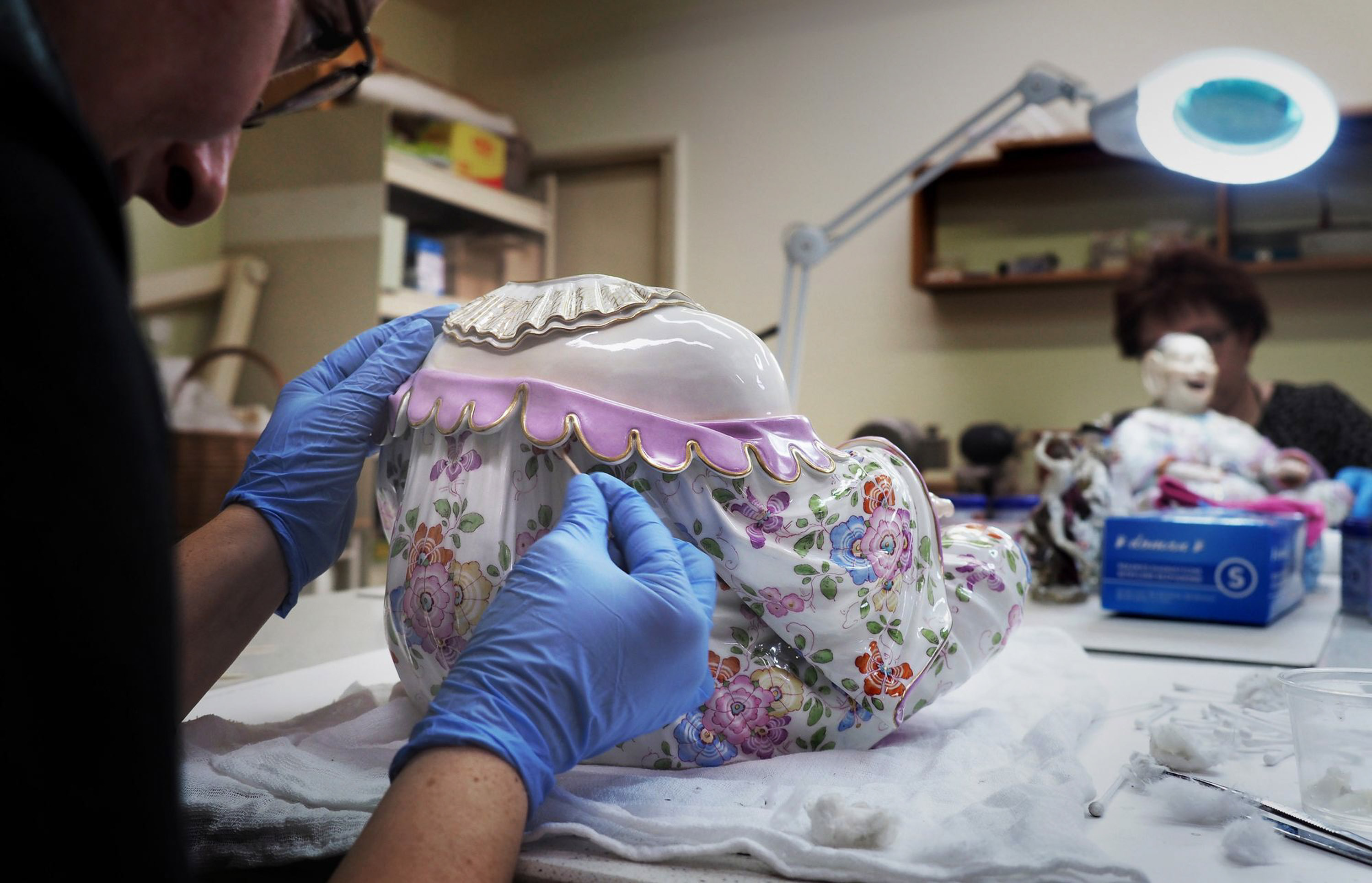 Prace konserwatorskie przygotowujące obiekt do digitalizacji w Muzeum Narodowym w Lublinie, fot. D. Awiorko