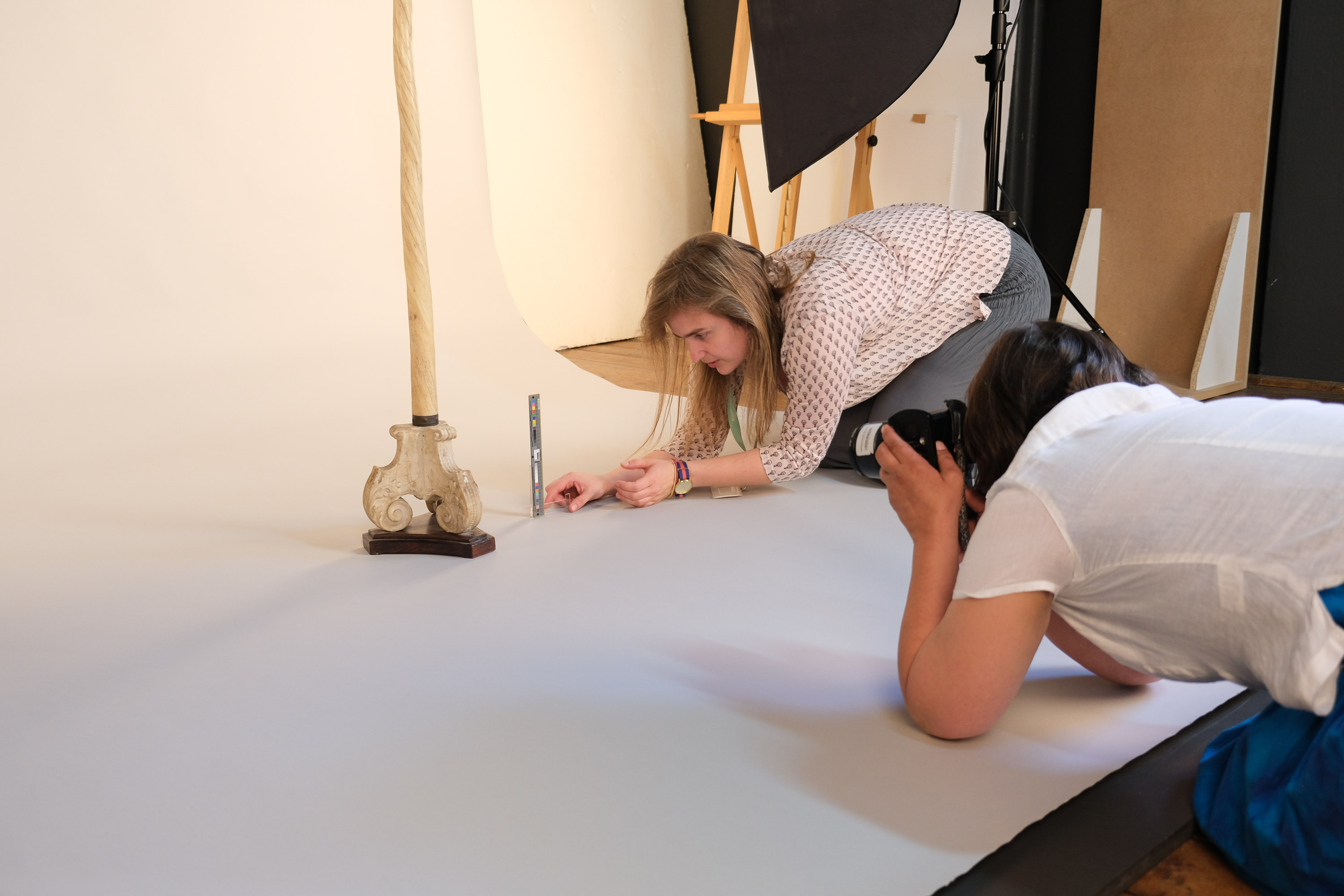 Sesja fotograficzna obiektu o niestandardowym kształcie w pracowni fotograficznej w Muzeum Pałacu Króla Jana III w Wilanowie, fot. M. Wielgo