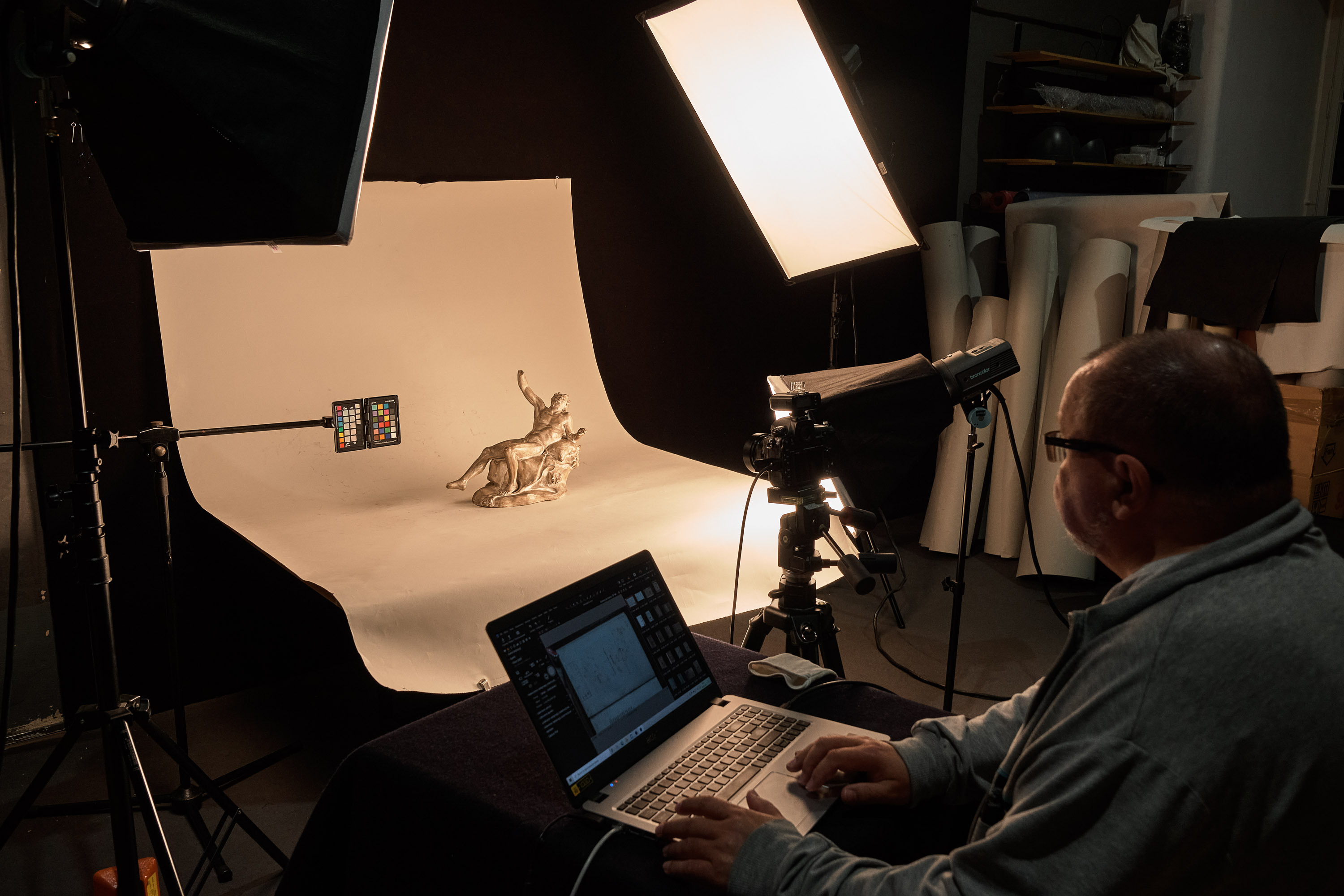 Fotograf podczas sesji w pracowni digitalizacji Muzeum – Zamku w Łańcucie